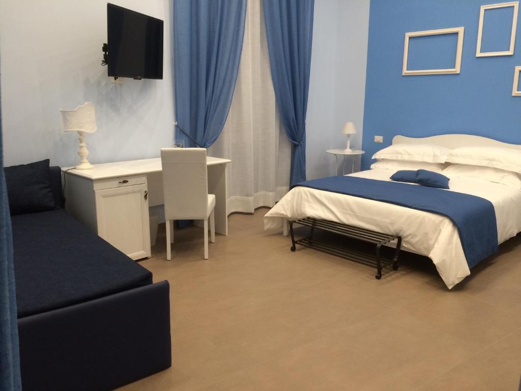 A bed or beds in a room at La Baia Di Partenope