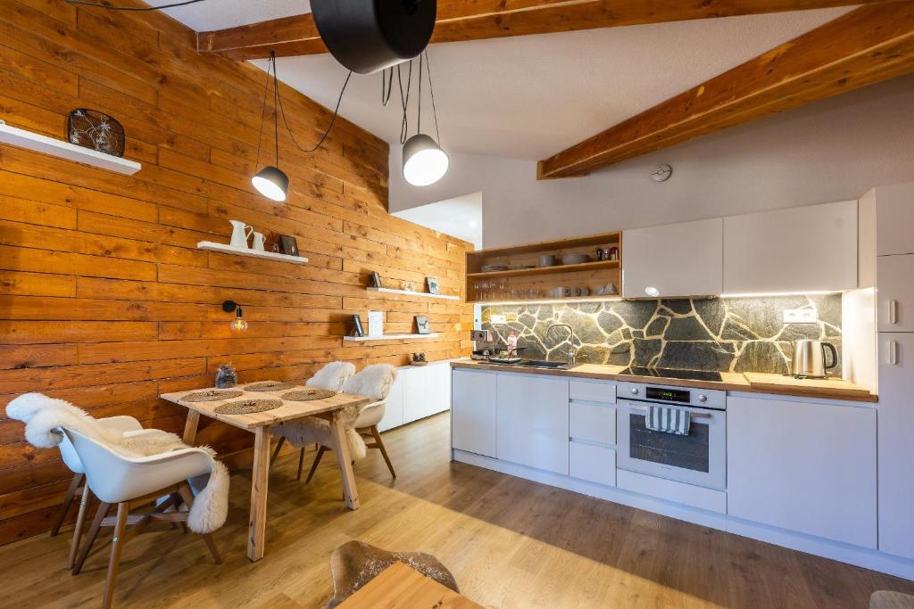 Kuchyň nebo kuchyňský kout v ubytování Lúčnica apartments Tále