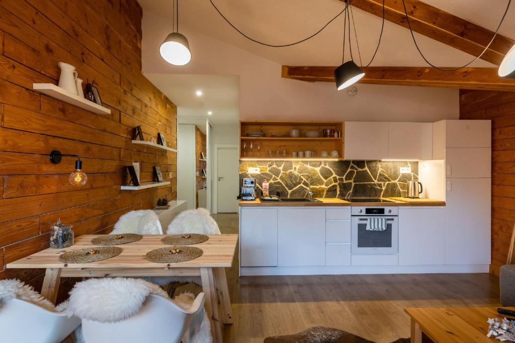 Kuchyň nebo kuchyňský kout v ubytování Lúčnica apartments Tále
