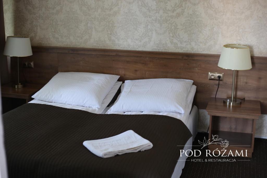 una camera con 2 letti con cuscini bianchi e 2 lampade di Hotel POD RÓŻAMI a Jedlnia-Letnisko