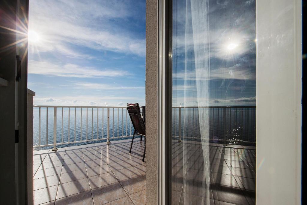 balcón con vistas al océano en Apartment dream view, en Krilo