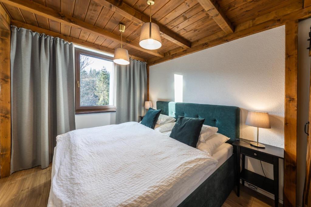 Postel nebo postele na pokoji v ubytování Lúčnica apartments Tále