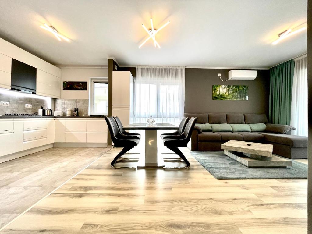 una sala de estar con una mesa y un sofá en Green Forest View, en Timisoara