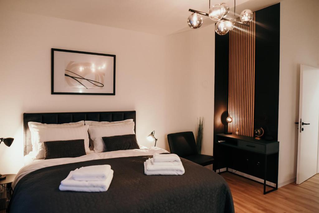 - une chambre avec un lit et 2 serviettes dans l'établissement Studio apartman Mia, à Županja