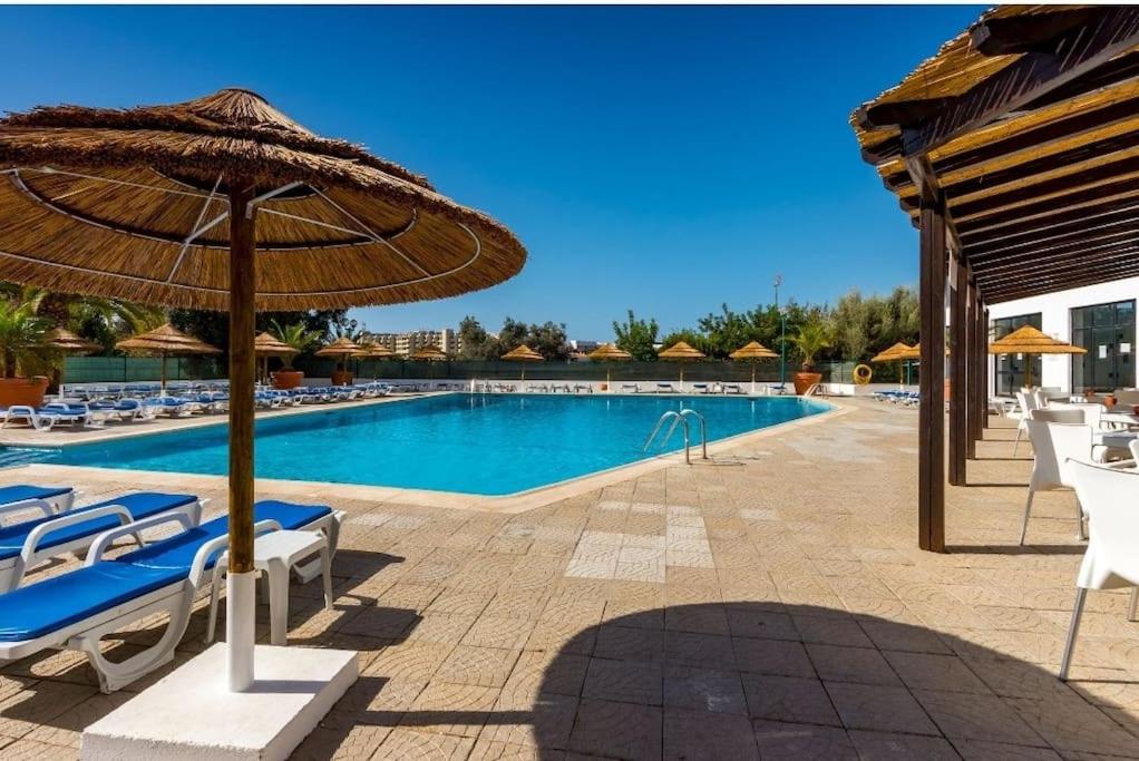 Bazén v ubytování Albufeira SPOT com piscinas exteriores e interior! nebo v jeho okolí
