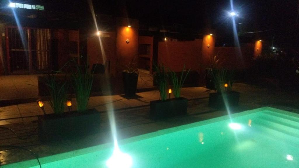 una piscina por la noche con luces y plantas en Lomas de Cerro Piriapolis Rincon y Zufrategui, en Piriápolis