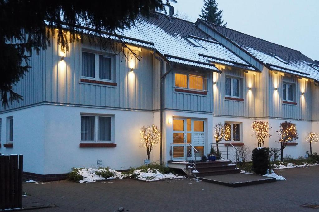 ブラウンラーゲにあるWurmberg-Hütteのクリスマスライト付きの大きな白い家