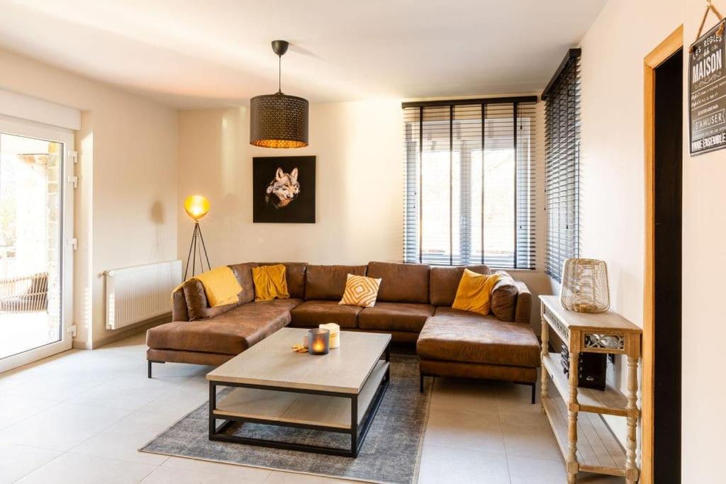 een woonkamer met een bank en een salontafel bij Villa Basse Cour in Durbuy