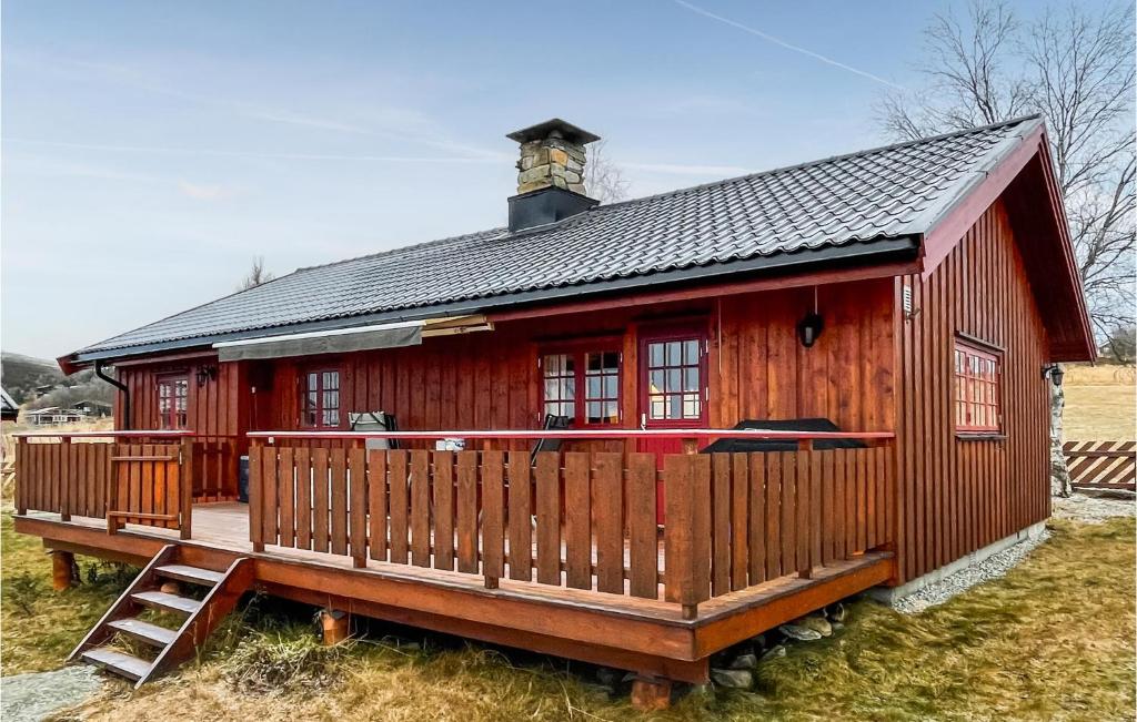een groot houten huis met een houten terras bij 3 Bedroom Pet Friendly Home In Vinstra in Vinstra
