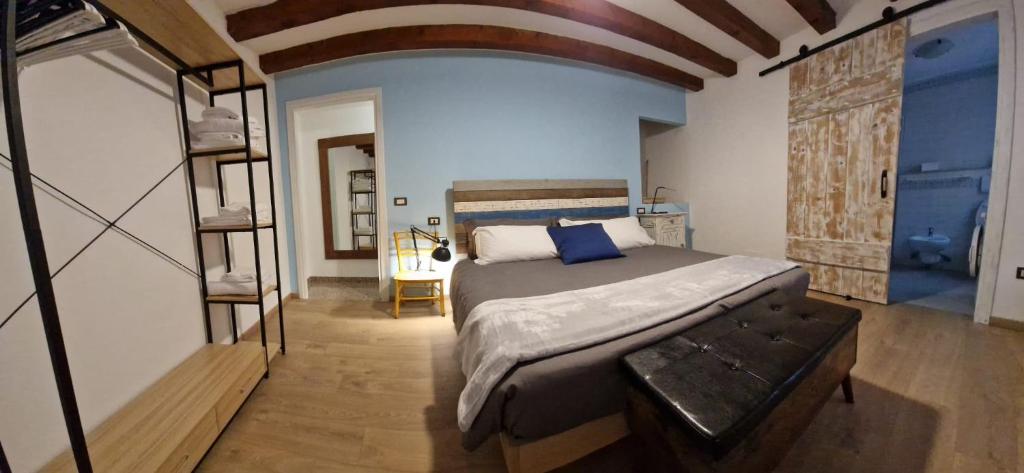 een slaapkamer met een groot bed in een kamer bij Cà Wanda in Chioggia