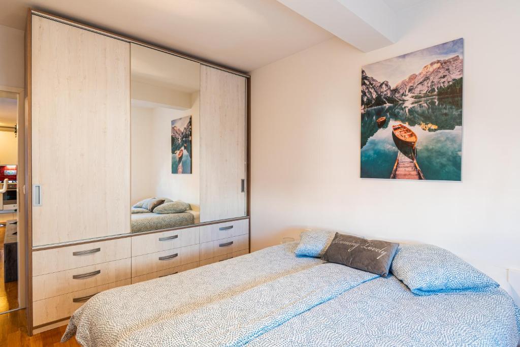 sypialnia z łóżkiem i dużym lustrem w obiekcie Flexible SelfCheckIns 40 - Zagreb - Parking - Big Loggia - New - 2 beedroms w Zagrzebiu