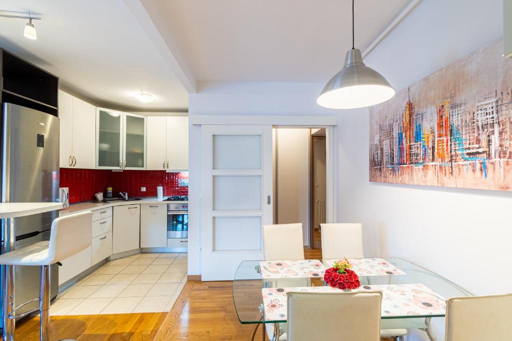 Kuchnia lub aneks kuchenny w obiekcie Flexible SelfCheckIns 40 - Zagreb - Parking - Big Loggia - New - 2 beedroms