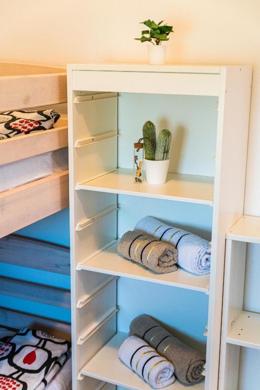 garderoba z białymi półkami i kaktusem w obiekcie Flexible SelfCheckIns 40 - Zagreb - Parking - Big Loggia - New - 2 beedroms w Zagrzebiu