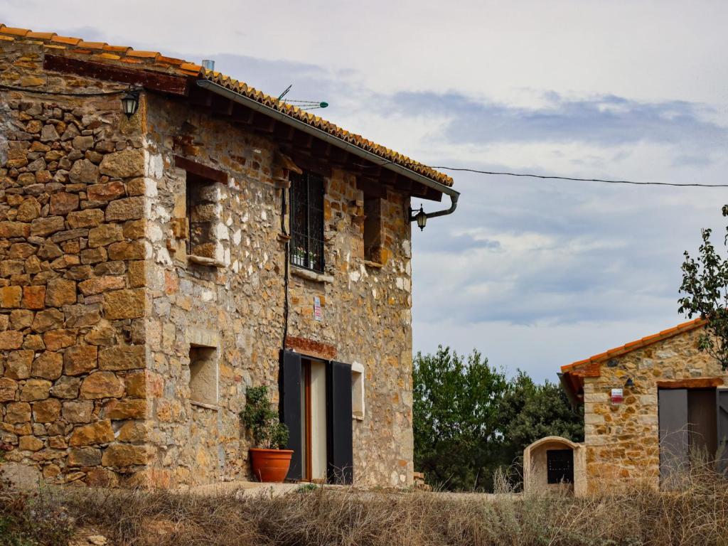 stary kamienny dom na wsi w obiekcie Mas del Carrascal w mieście Chodos