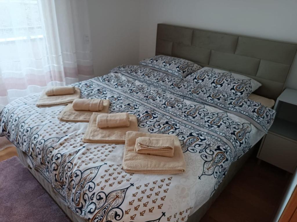 łóżko z dwoma ręcznikami na górze w obiekcie Apartman Meseceva dolina w mieście Divčibare