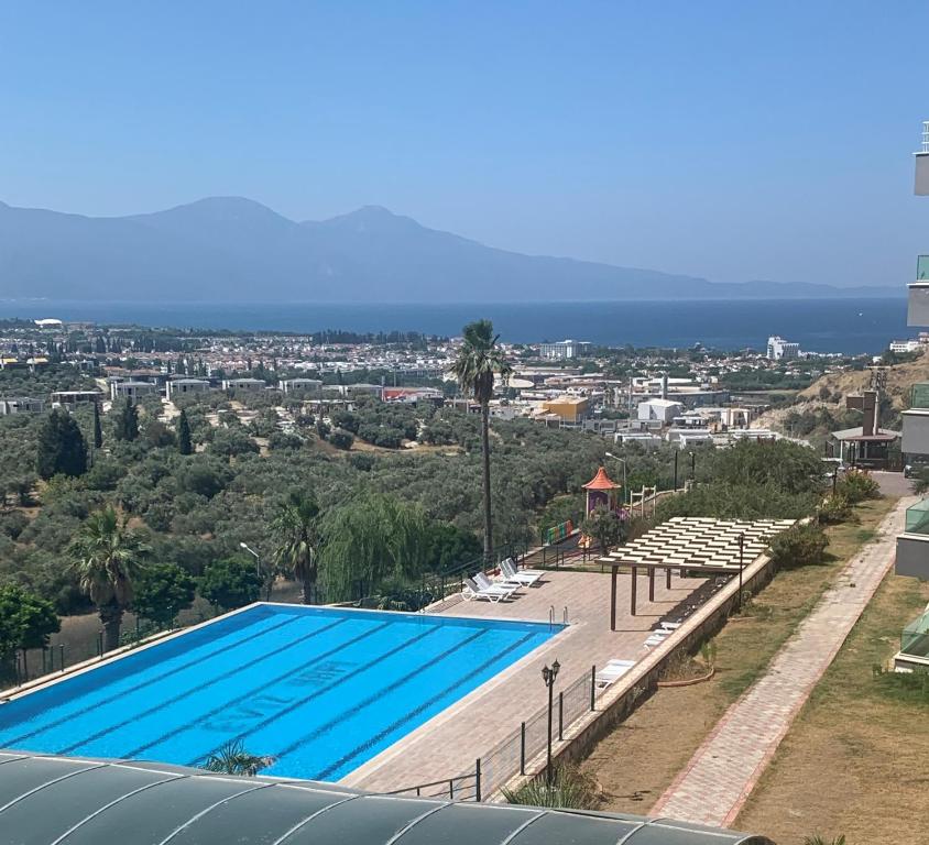 una vista aérea de una piscina en un complejo en Vista Panorama Sunshine, en Kusadasi