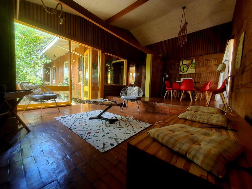 uma sala de estar com cadeiras vermelhas e uma mesa em Casa Boutique Barrio Histórico em Valdivia