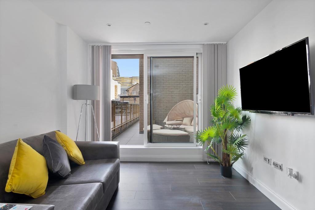sala de estar con sofá y ventana grande en SPACIOUS, BRIGHT & Modern 1 & 2 bed Apartments at Sligo House - CENTRAL Watford en Watford