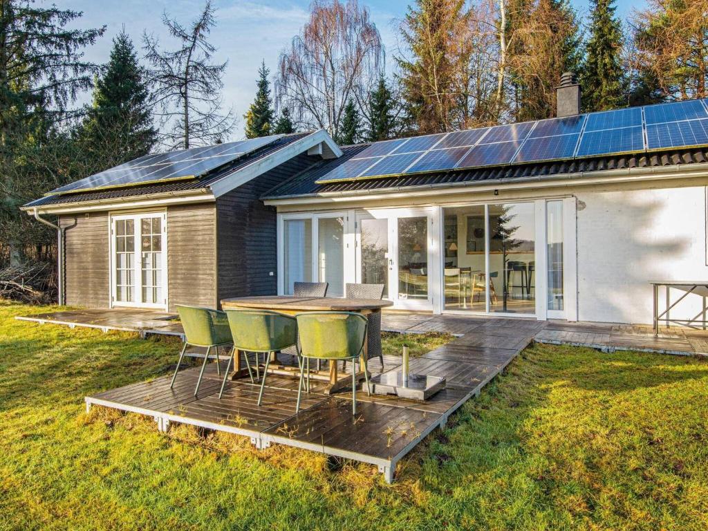 ein Haus mit Sonnenkollektoren auf dem Dach in der Unterkunft 6 person holiday home in Silkeborg-By Traum in Silkeborg