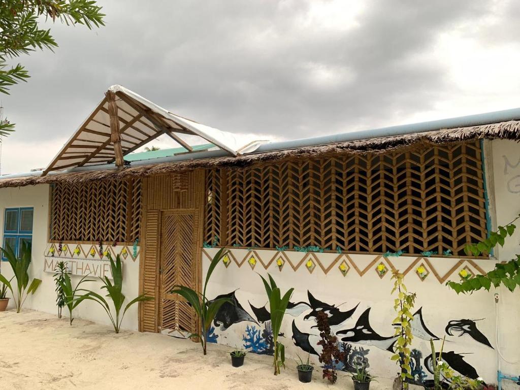 un edificio con un murale sul lato di MANTHA VIEW a Felidhoo 