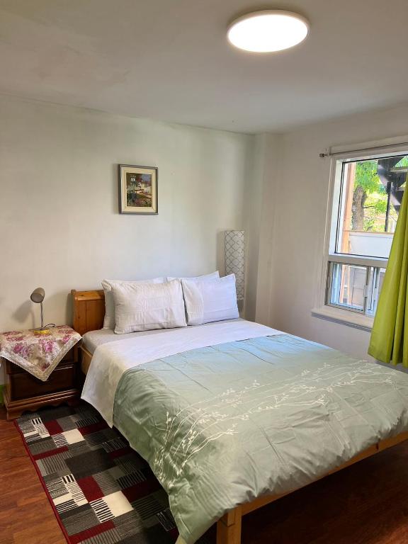 ein Schlafzimmer mit einem großen Bett und einem Fenster in der Unterkunft apartment avec parking privé in Québec