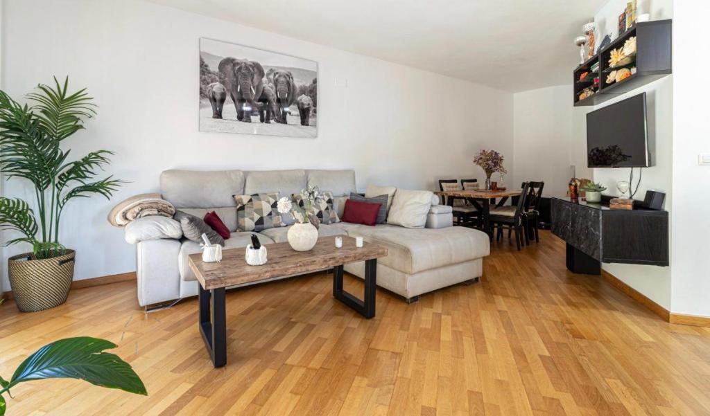 sala de estar con sofá y mesa en Piso Con Encanto, en Jerez de la Frontera