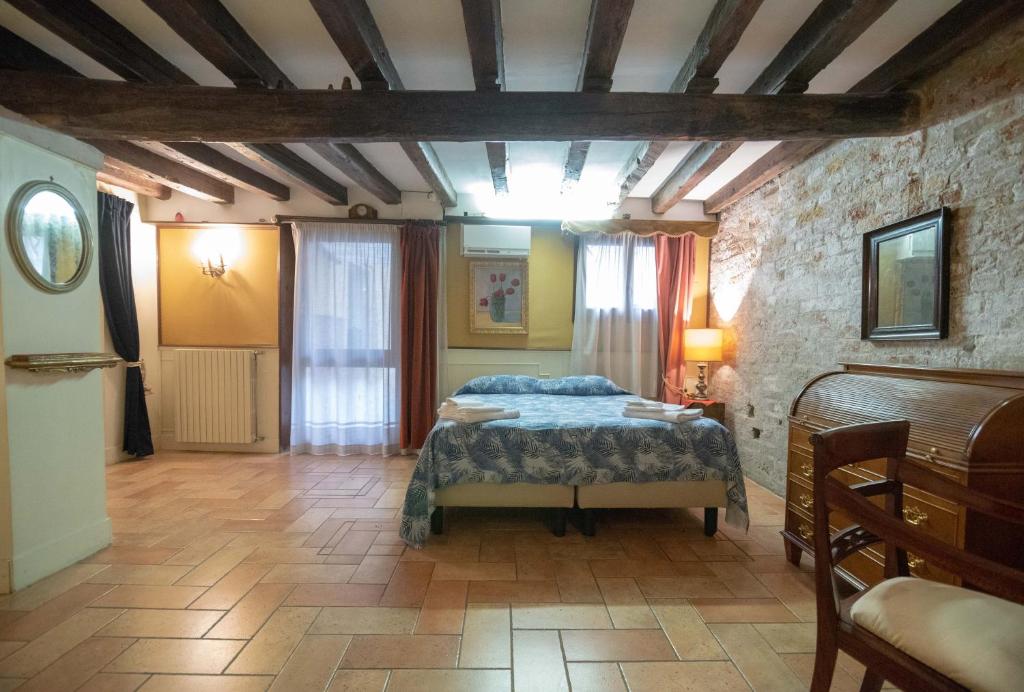 1 dormitorio con 1 cama en una habitación en Ca' Rielo, en Venecia