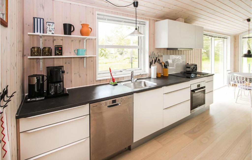 Kuchyň nebo kuchyňský kout v ubytování 2 Bedroom Pet Friendly Home In Samsø