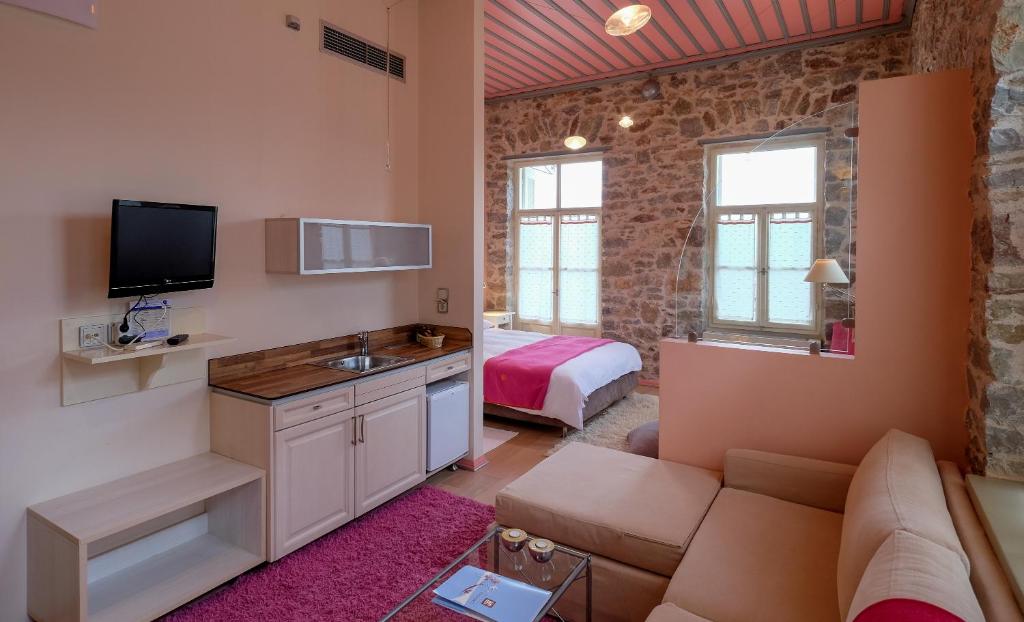 TV a/nebo společenská místnost v ubytování Kyriaki Guesthouse & Suites