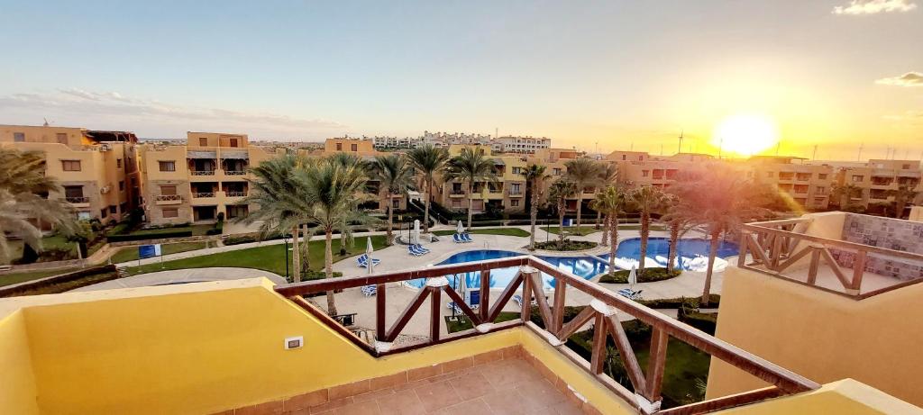 Mountain View Sokhna 2, Sea & Pool View, 3bedrooms, Penthouse with Roof- Families ONLY内部或周边的泳池