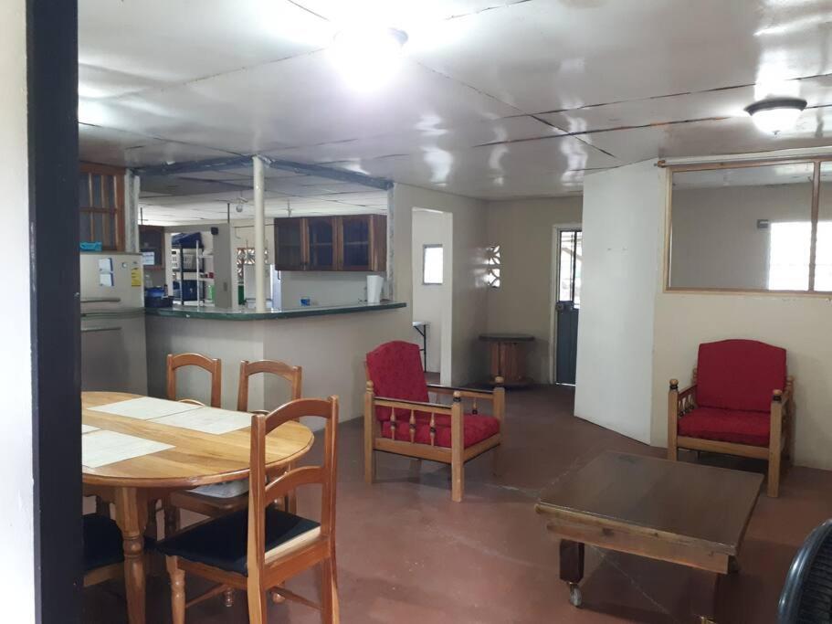 ein Esszimmer und eine Küche mit einem Tisch und Stühlen in der Unterkunft Gia's Garage & Home for Bocas travelers in Almirante
