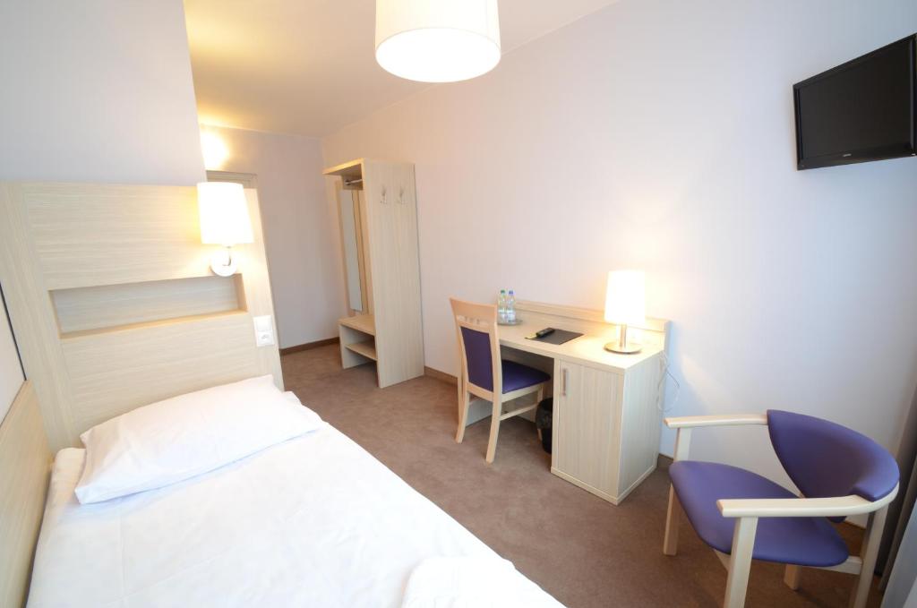 Televízia a/alebo spoločenská miestnosť v ubytovaní Hotel PZMot