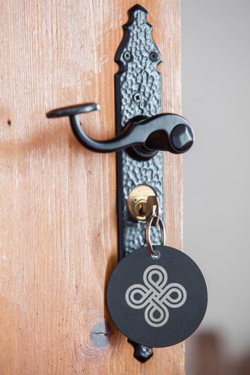 a key chain attached to a wooden door at Hotel Tugasa Convento San Francisco in Vejer de la Frontera