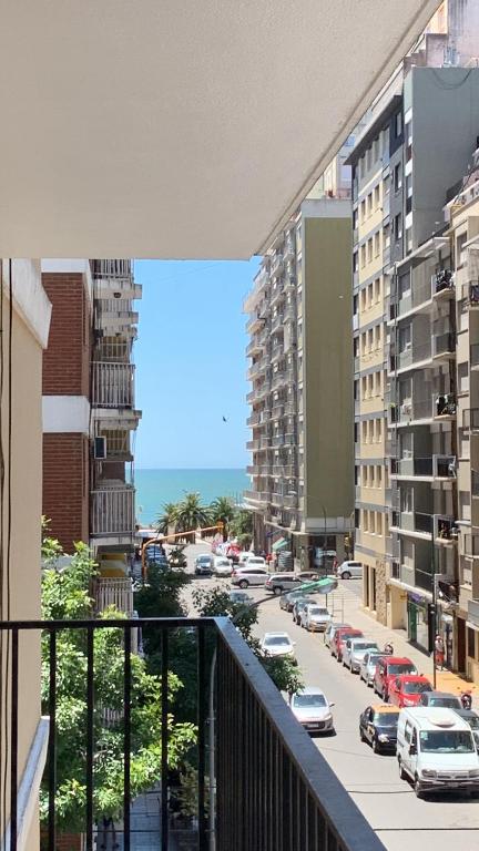 - Balcón con vistas a una calle de la ciudad en Departamento Excelente Ubicacion en Mar del Plata