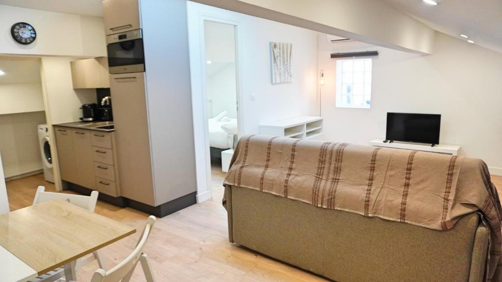 une chambre avec un lit et une table et une cuisine dans l'établissement Proche Carlton & Croisette, Appartement 401 - Palmazur Vacances, à Cannes