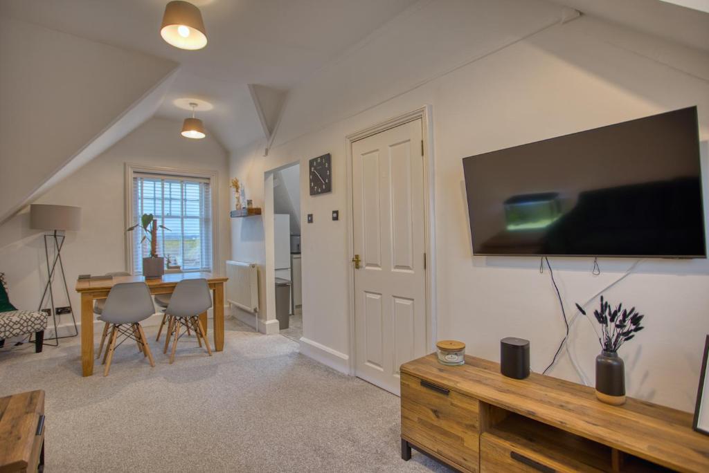 uma sala de estar com uma grande televisão de ecrã plano na parede em 1 or 2 bed in Folkestones West End em Folkestone