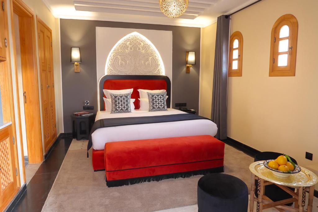 Postel nebo postele na pokoji v ubytování Dar Lys Luxury Riad & Spa