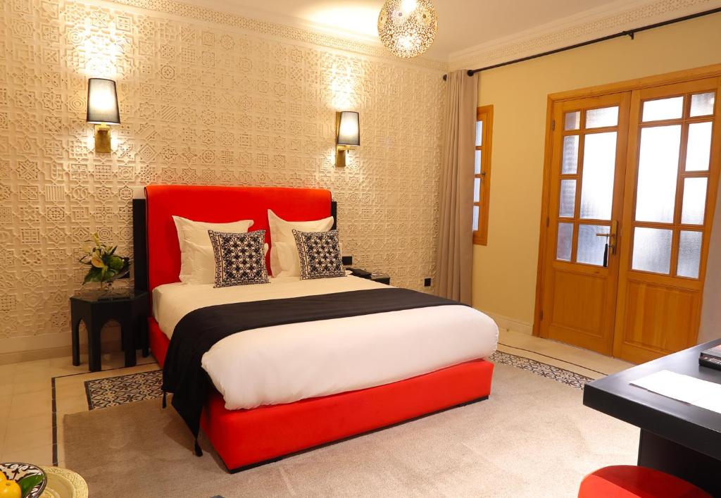 Postel nebo postele na pokoji v ubytování Dar Lys Luxury Riad & Spa