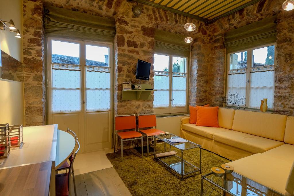 Posezení v ubytování Kyriaki Guesthouse & Suites