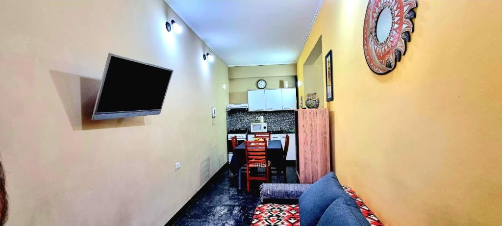 einen Flur mit einem Wohnzimmer und einem TV an der Wand in der Unterkunft Providencia alquiler temporario-turístico in Paraná