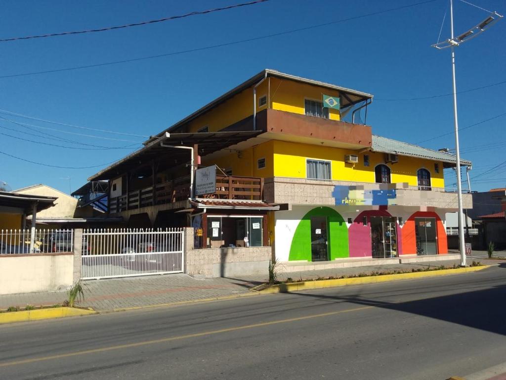 un edificio colorido al lado de una calle en Pousada Rota do Parque, en Penha