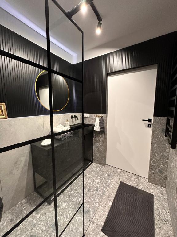 uma casa de banho com um lavatório e um espelho em C53 em Varsóvia