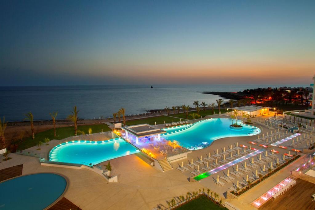 Foto da galeria de King Evelthon Beach Hotel & Resort em Pafos