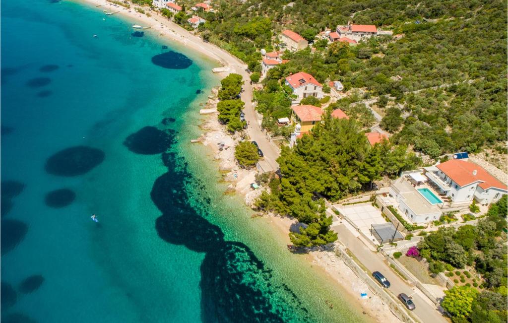 an aerial view of a beach with a resort at Amazing Home In Martinscica in Martinšćica