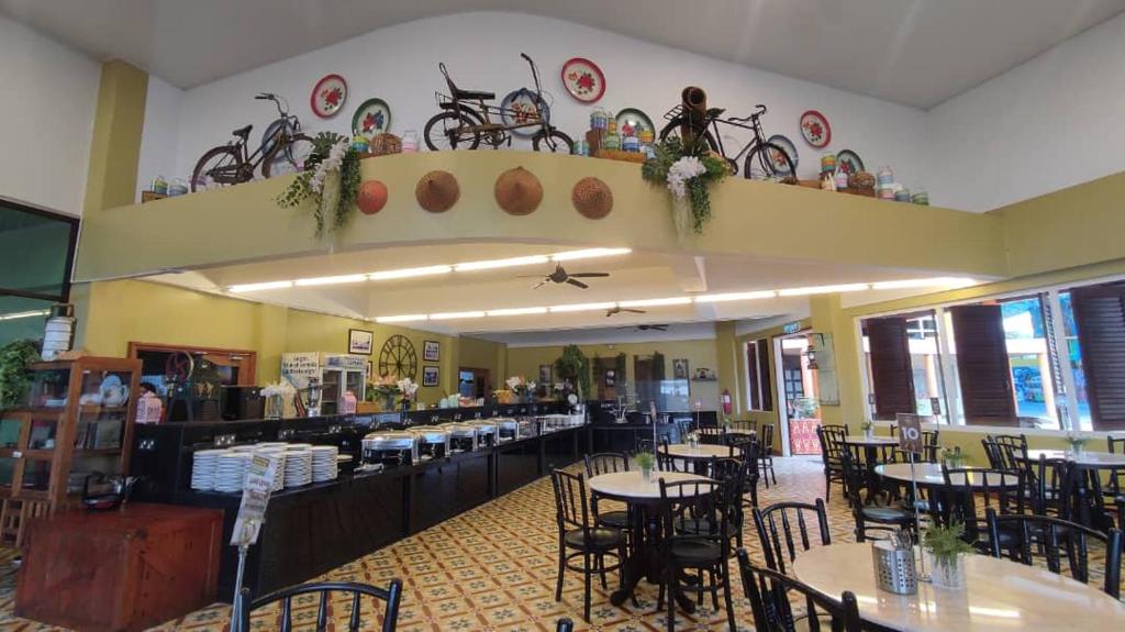 Restaurace v ubytování Bukit Merah Laketown Resort