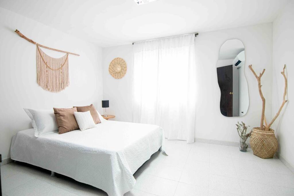 Tempat tidur dalam kamar di 203 Apartamento Entero a una Cuadra de la Playa