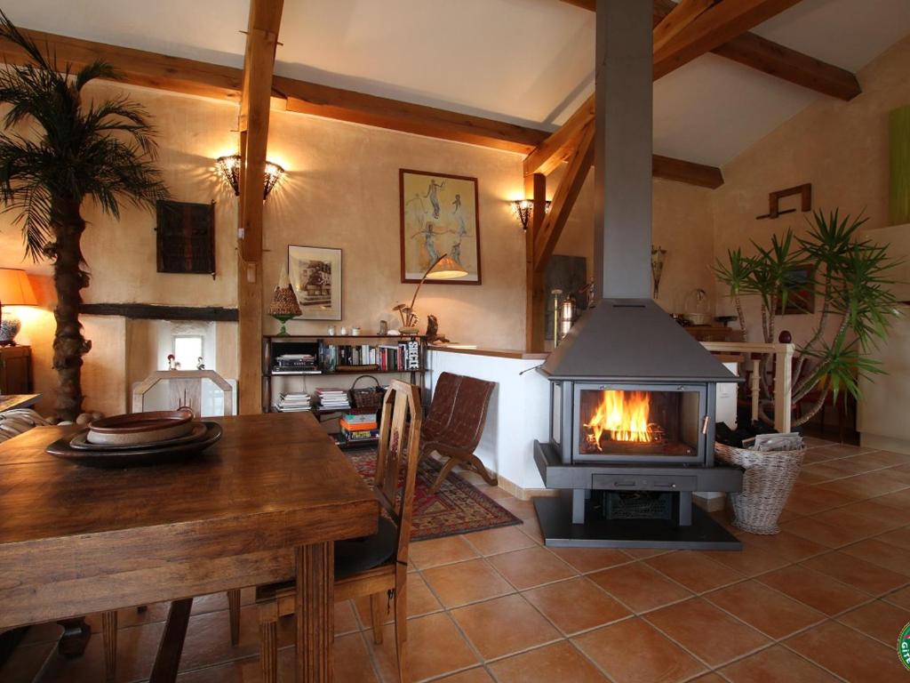 Fotografia z galérie ubytovania Gîte familial avec terrasse panoramique et cheminée, idéal pour randonnées près de Retournac - FR-1-582-355 v destinácii Retournac