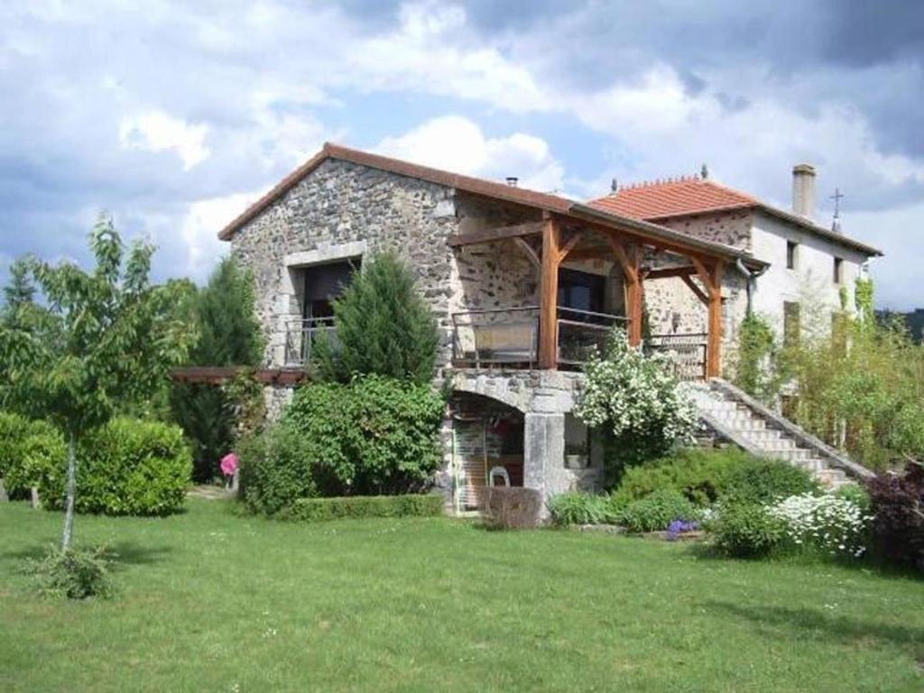 Vonkajšia záhrada v ubytovaní Gîte familial avec terrasse panoramique et cheminée, idéal pour randonnées près de Retournac - FR-1-582-355