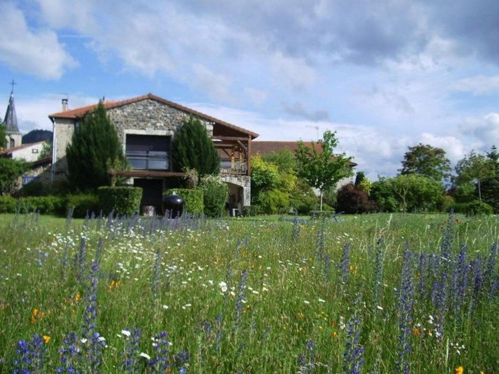 Vonkajšia záhrada v ubytovaní Gîte familial avec terrasse panoramique et cheminée, idéal pour randonnées près de Retournac - FR-1-582-355