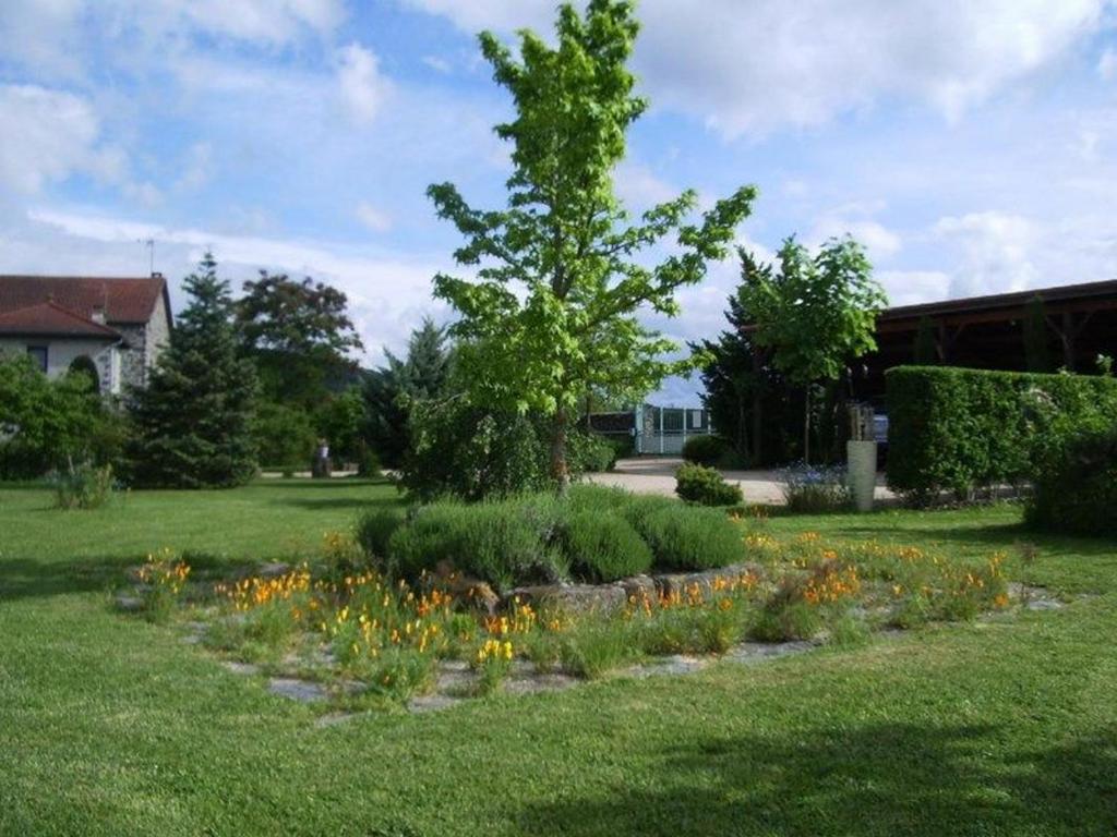 Vonkajšia záhrada v ubytovaní Gîte familial avec terrasse panoramique et cheminée, idéal pour randonnées près de Retournac - FR-1-582-355